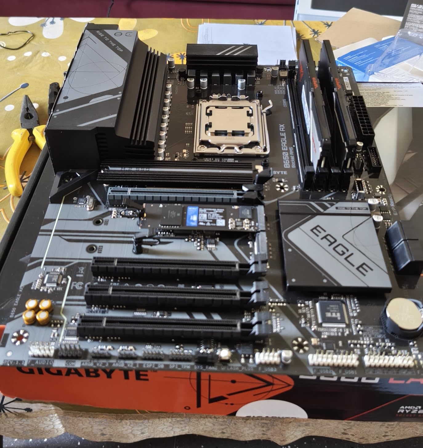 GIGABYTE B650 EAGLE AX Scheda Madre ATX WiFi 6E DDR5