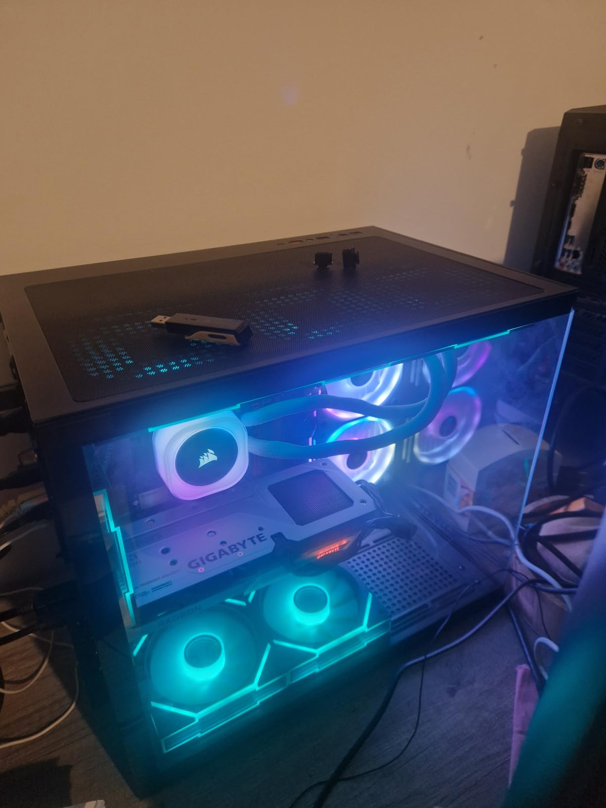 Gigabyte RX 9060 XT GAMING OC ICE 16GB scheda video GDDR6