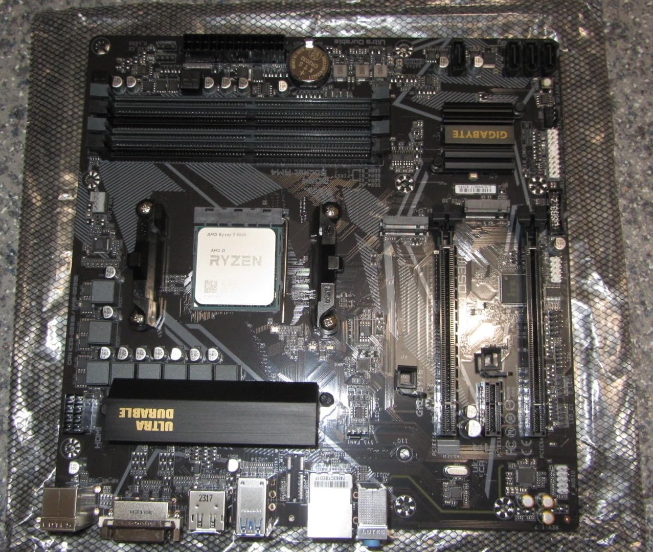 Gigabyte B550M DS3H scheda madre AM4 micro ATX