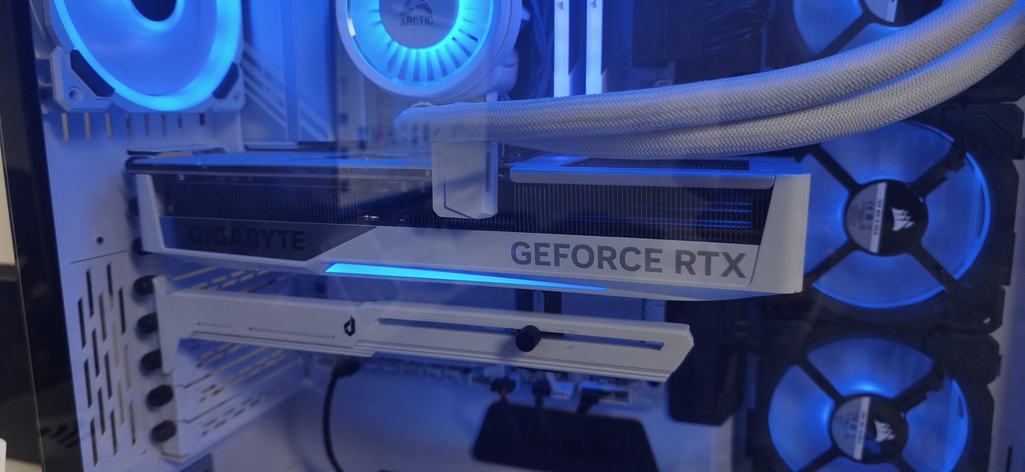 Gigabyte RTX 5070 Ti Eagle OC Ice SFF 16G scheda video 16GB GDDR7