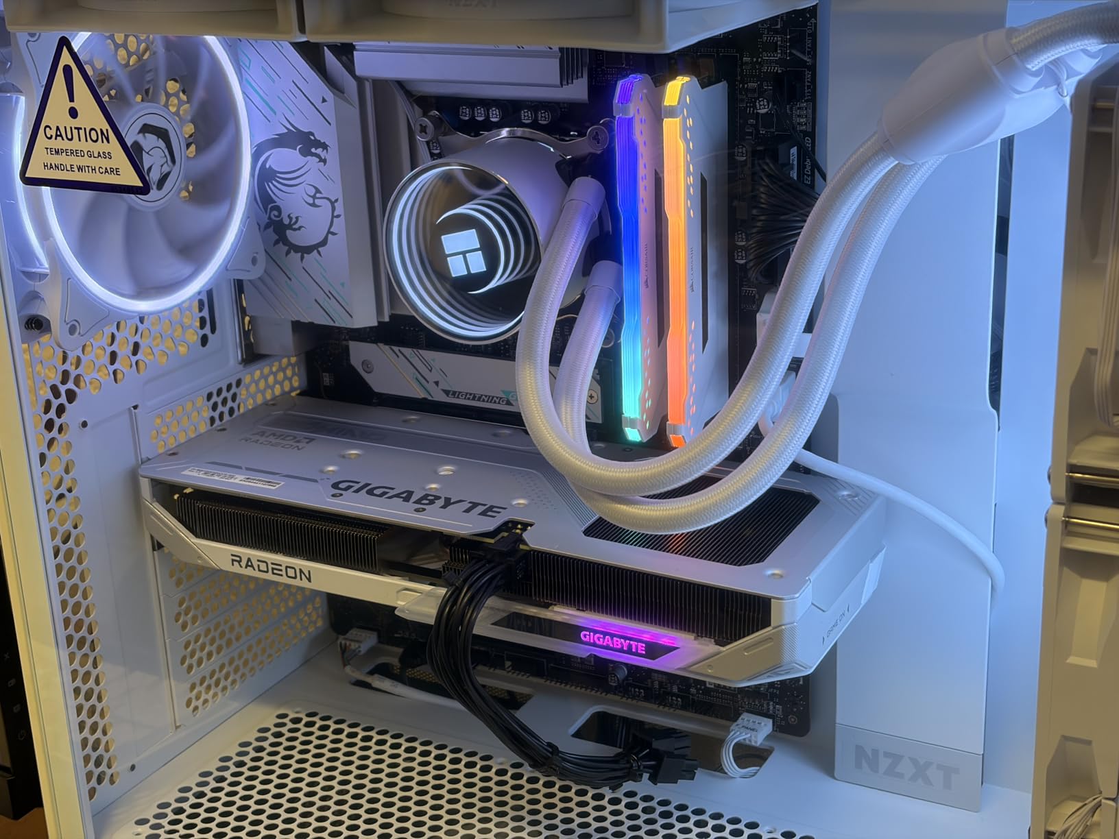Gigabyte RX 9060 XT GAMING OC ICE 16GB scheda video GDDR6