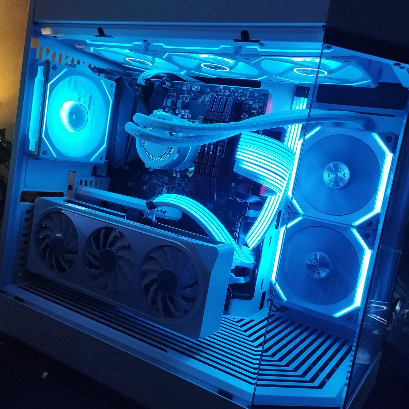 GIGABYTE RTX 4060 Ti AERO OC scheda video 16GB GDDR6 bianca
