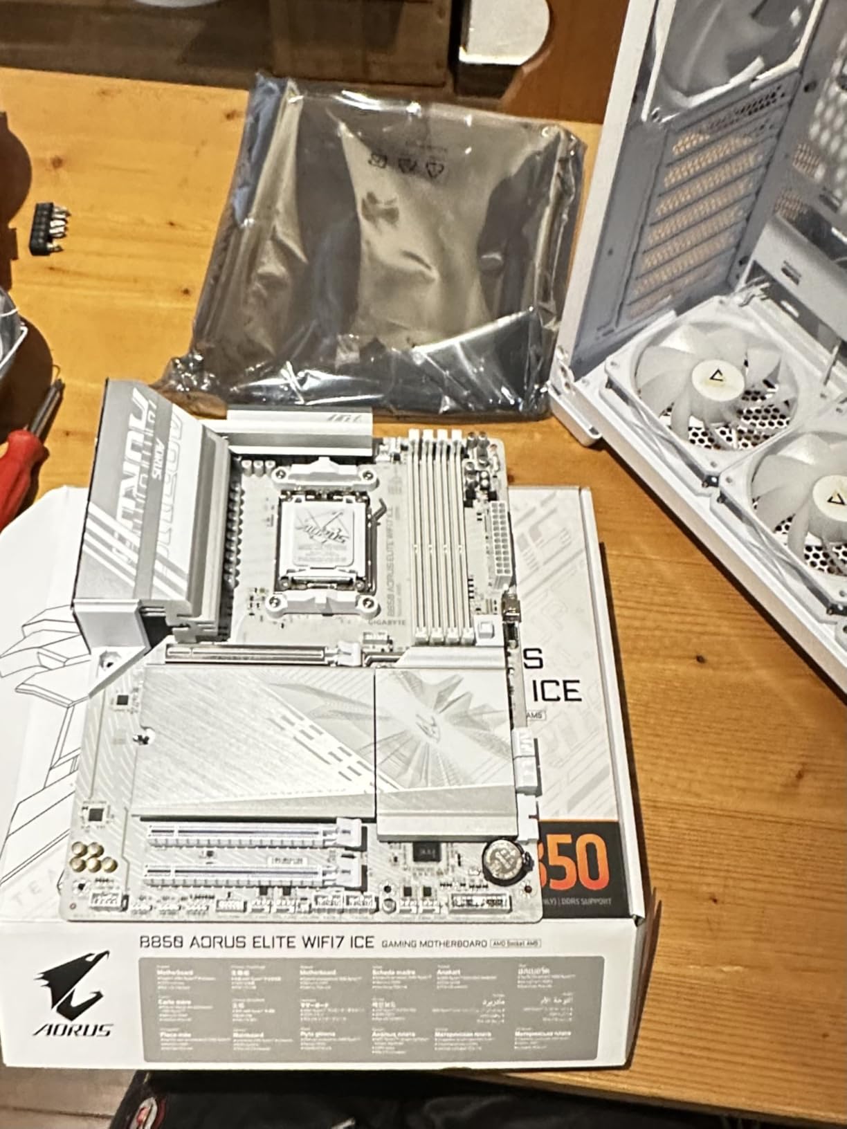 GIGABYTE AORUS B850 ELITE WIFI7 ICE scheda madre ATX