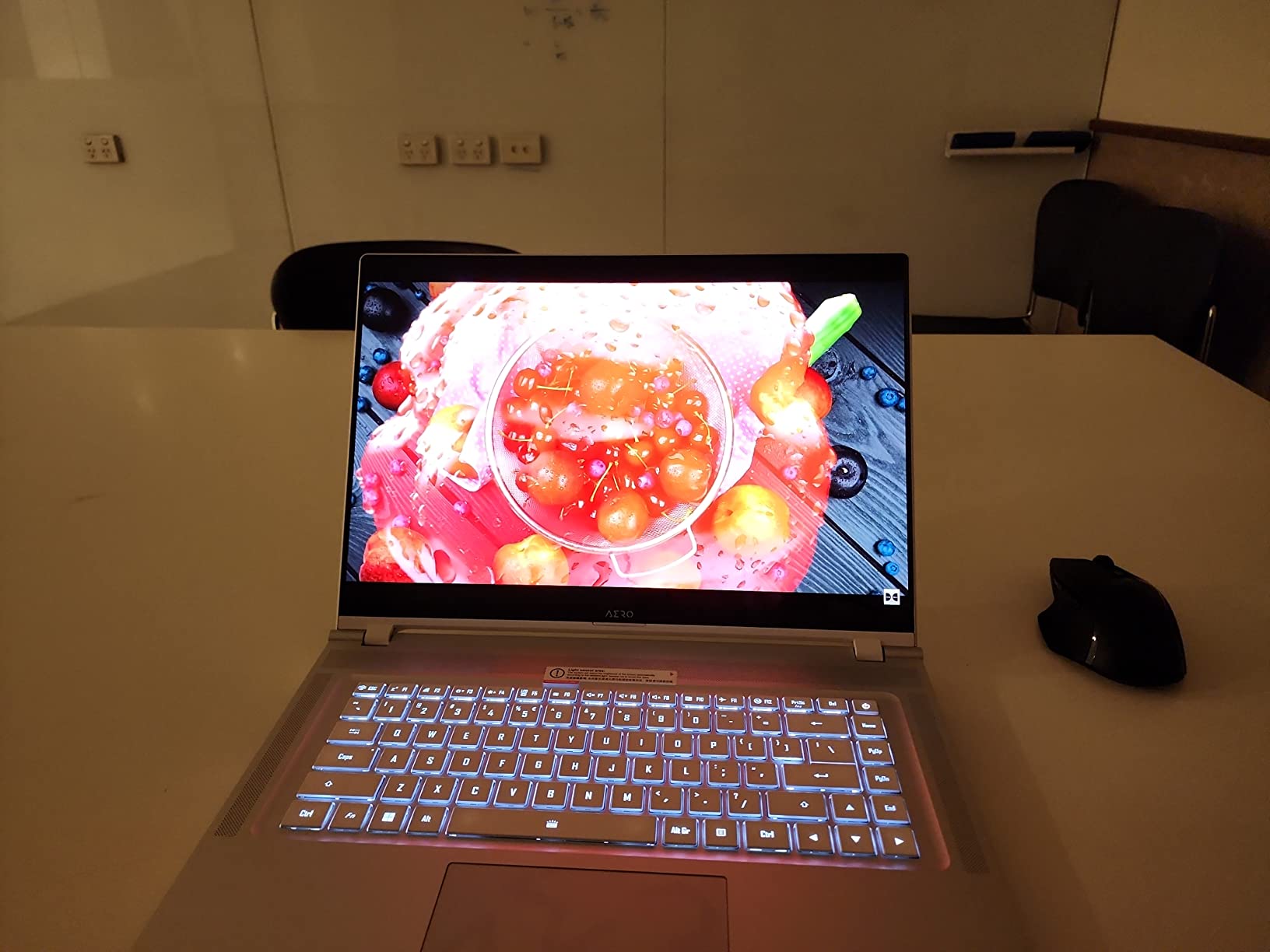 GIGABYTE AERO 16 OLED notebook RTX 4070 32GB 1TB display OLED