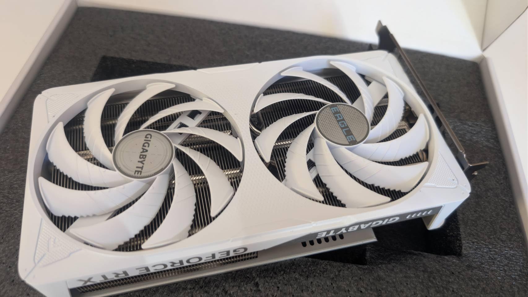 Gigabyte Eagle RTX 5060 Ti OC Ice 16G scheda video 16GB FH/HL