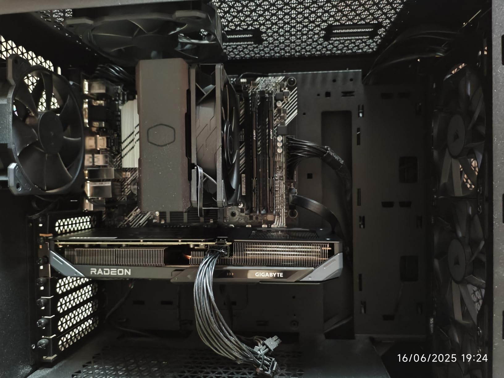 Gigabyte Gaming OC RX 9060 XT scheda grafica 16GB GDDR6