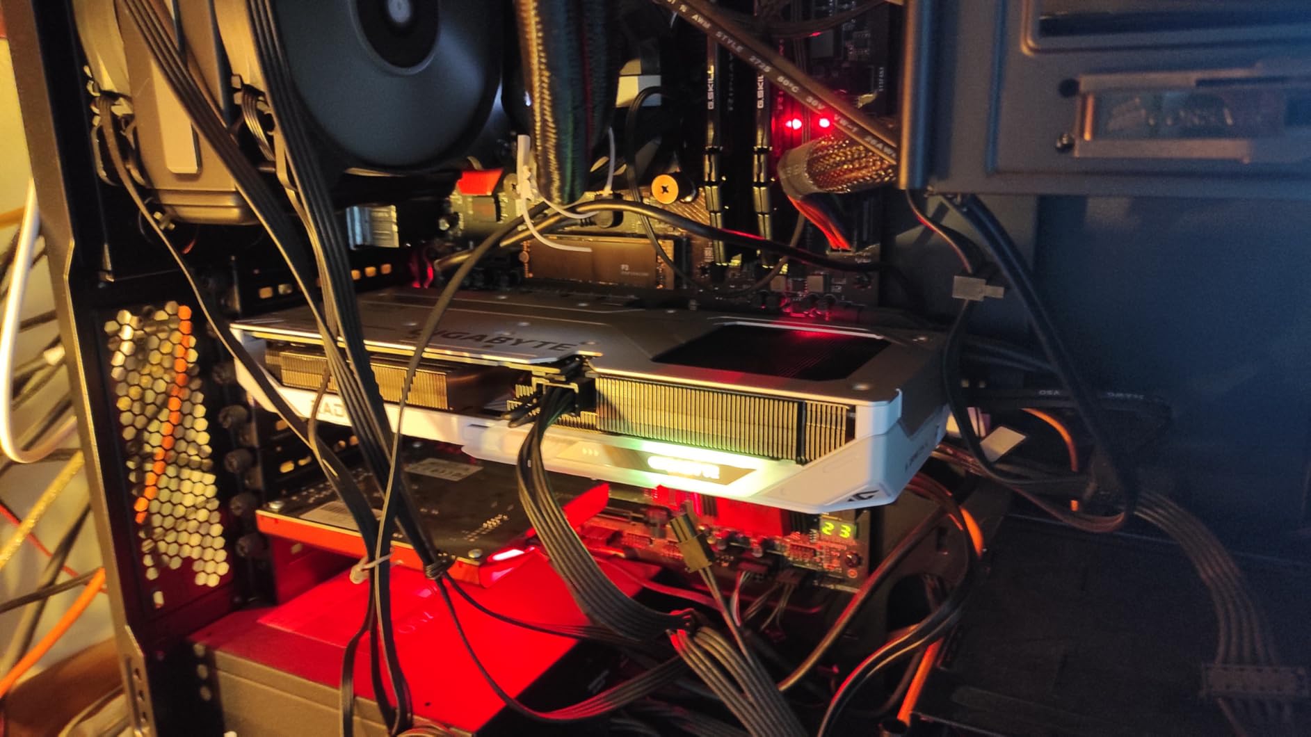 Gigabyte RX 9060 XT GAMING OC ICE 16GB scheda video GDDR6