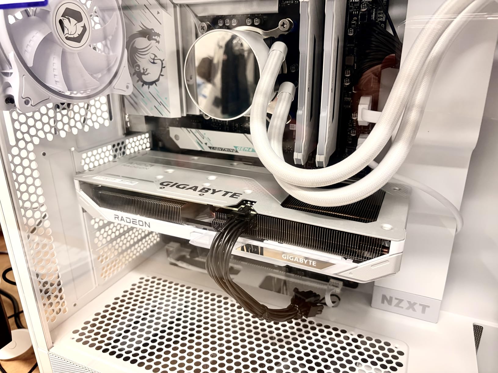 Gigabyte RX 9060 XT GAMING OC ICE 16GB scheda video GDDR6