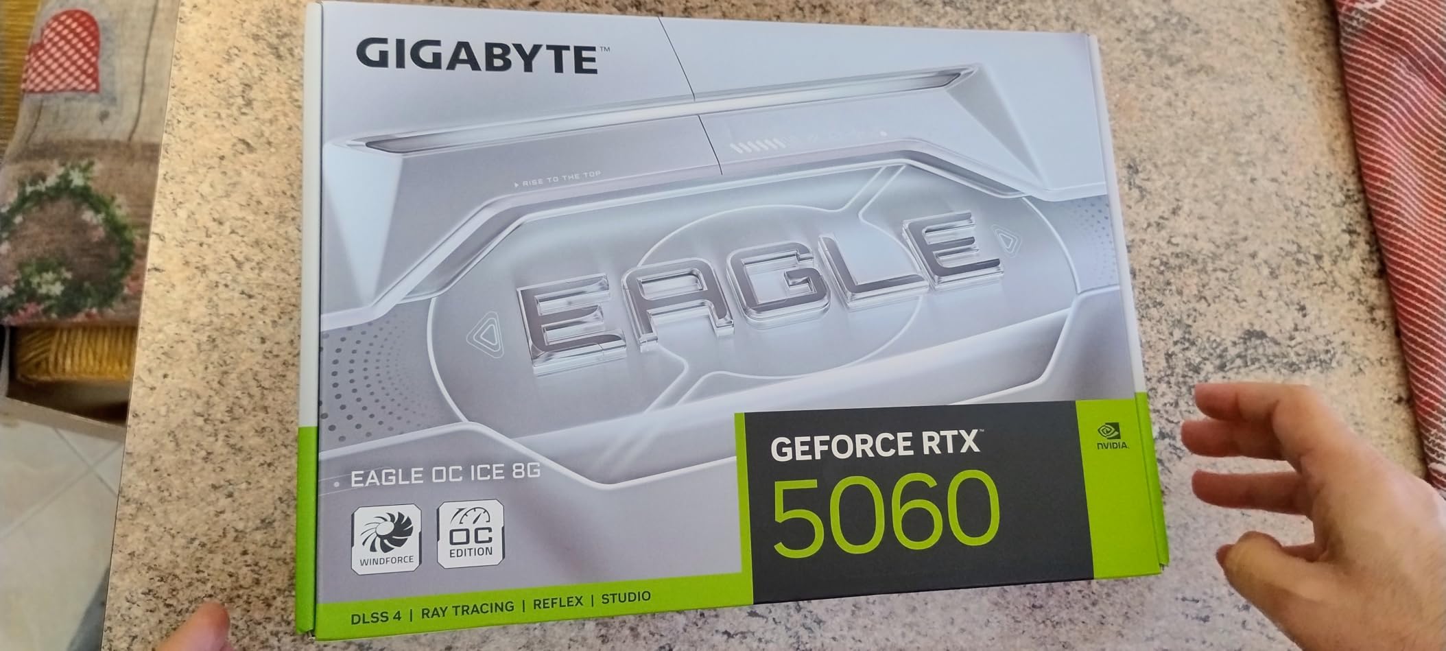 GIGABYTE RTX 5060 EAGLE OC ICE 8G scheda video 8GB GDDR7