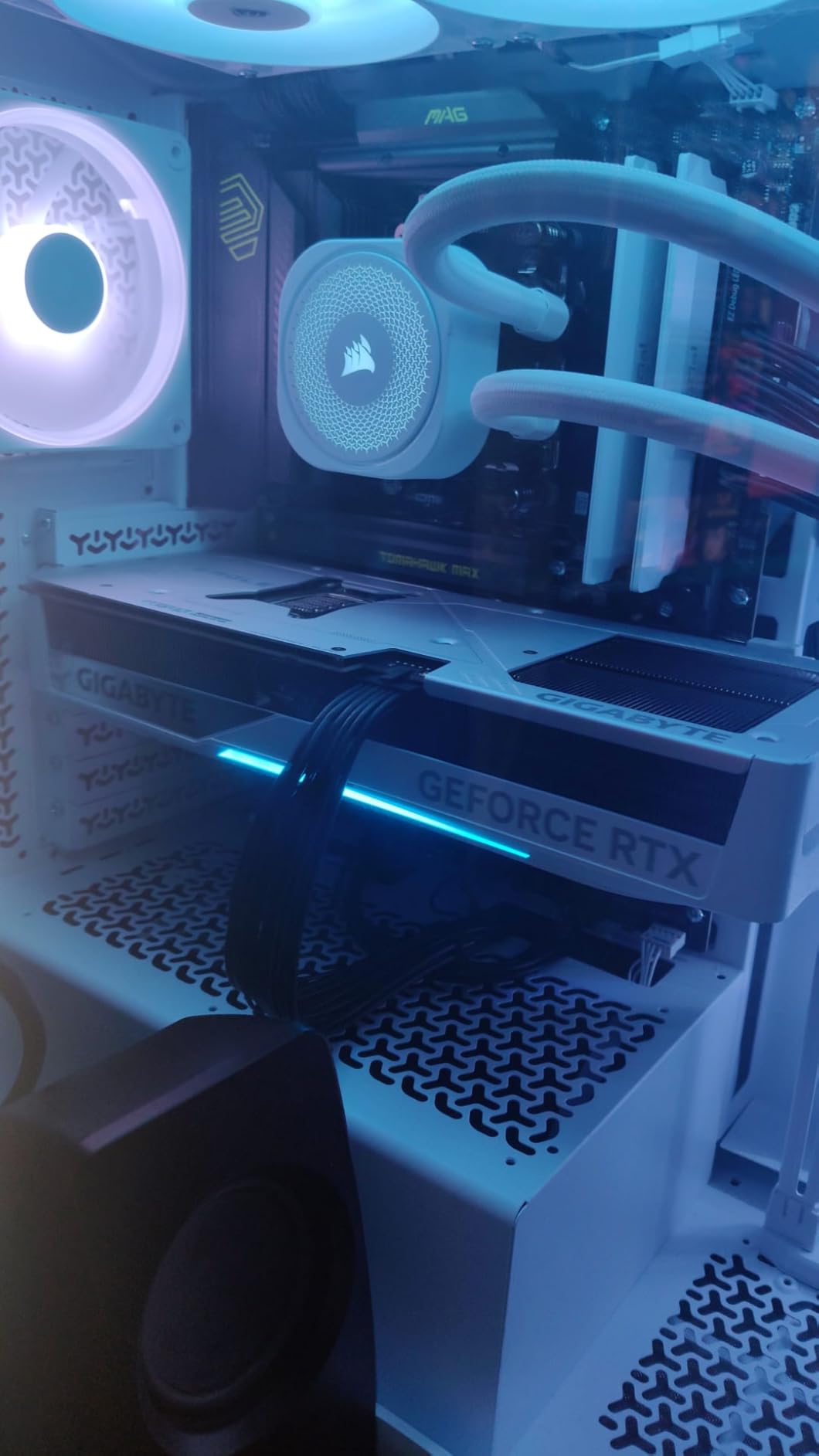 Gigabyte RTX 5070 Ti Eagle OC Ice SFF 16G scheda video 16GB GDDR7