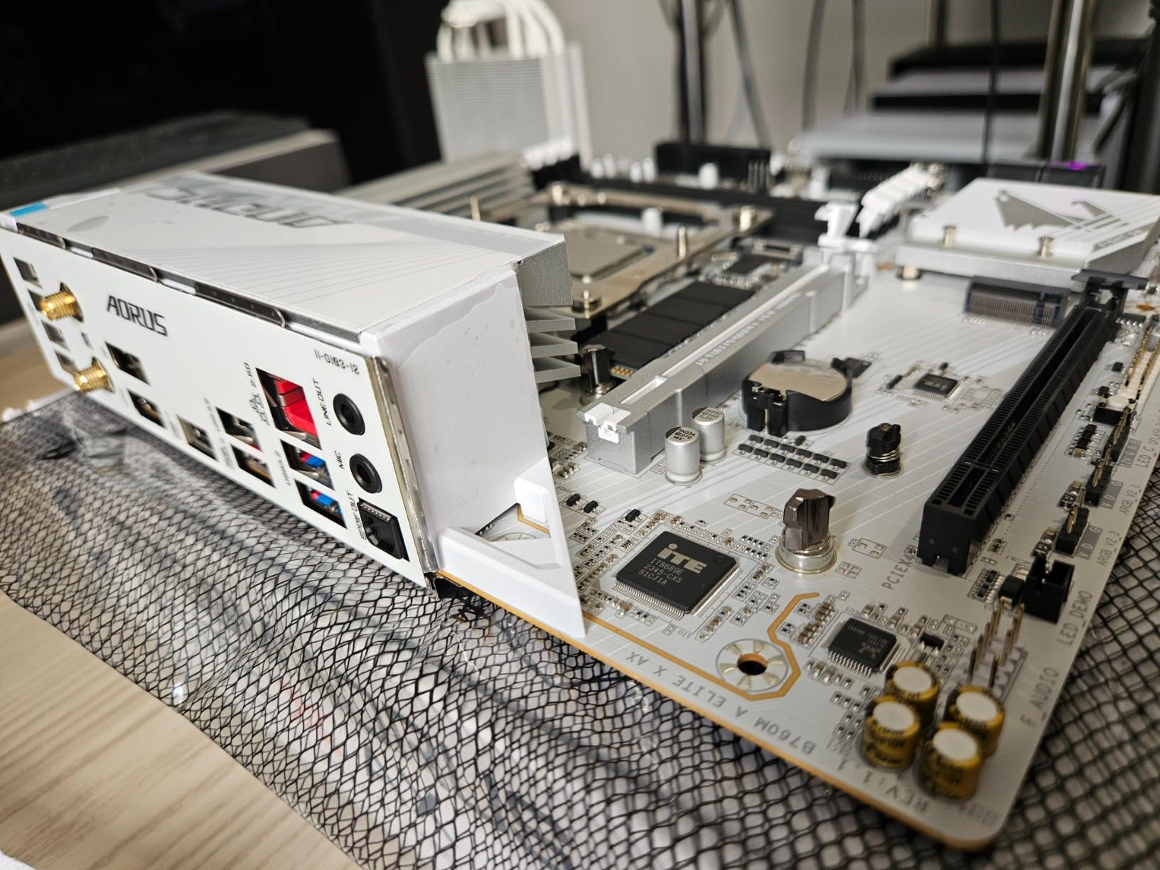 GIGABYTE B760M AORUS ELITE X AX scheda madre DDR5 micro-ATX
