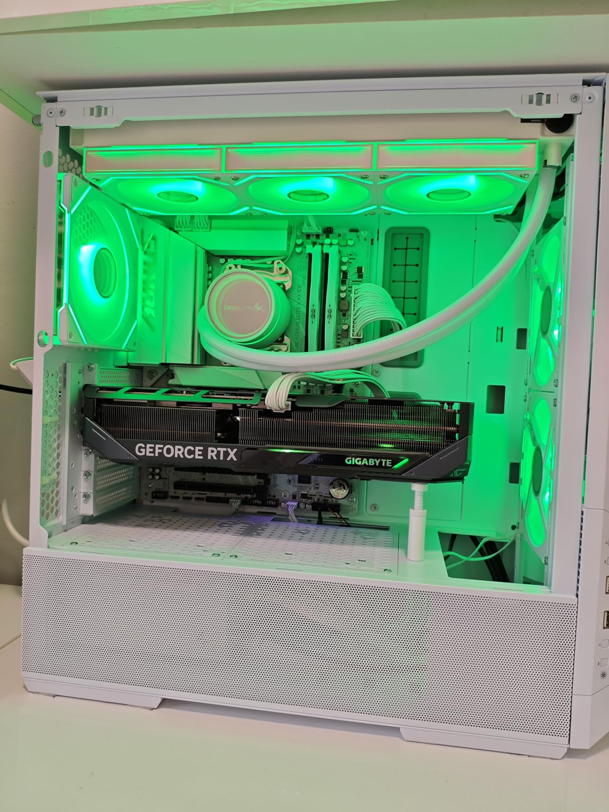 GIGABYTE GAMING OC GeForce RTX 5080 16G scheda video GDDR7