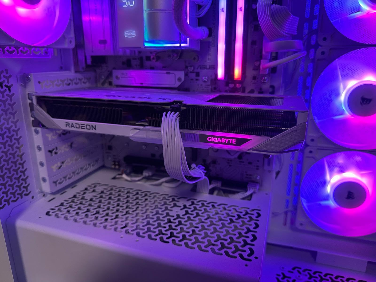 Gigabyte RX 9060 XT GAMING OC ICE 16GB scheda video GDDR6