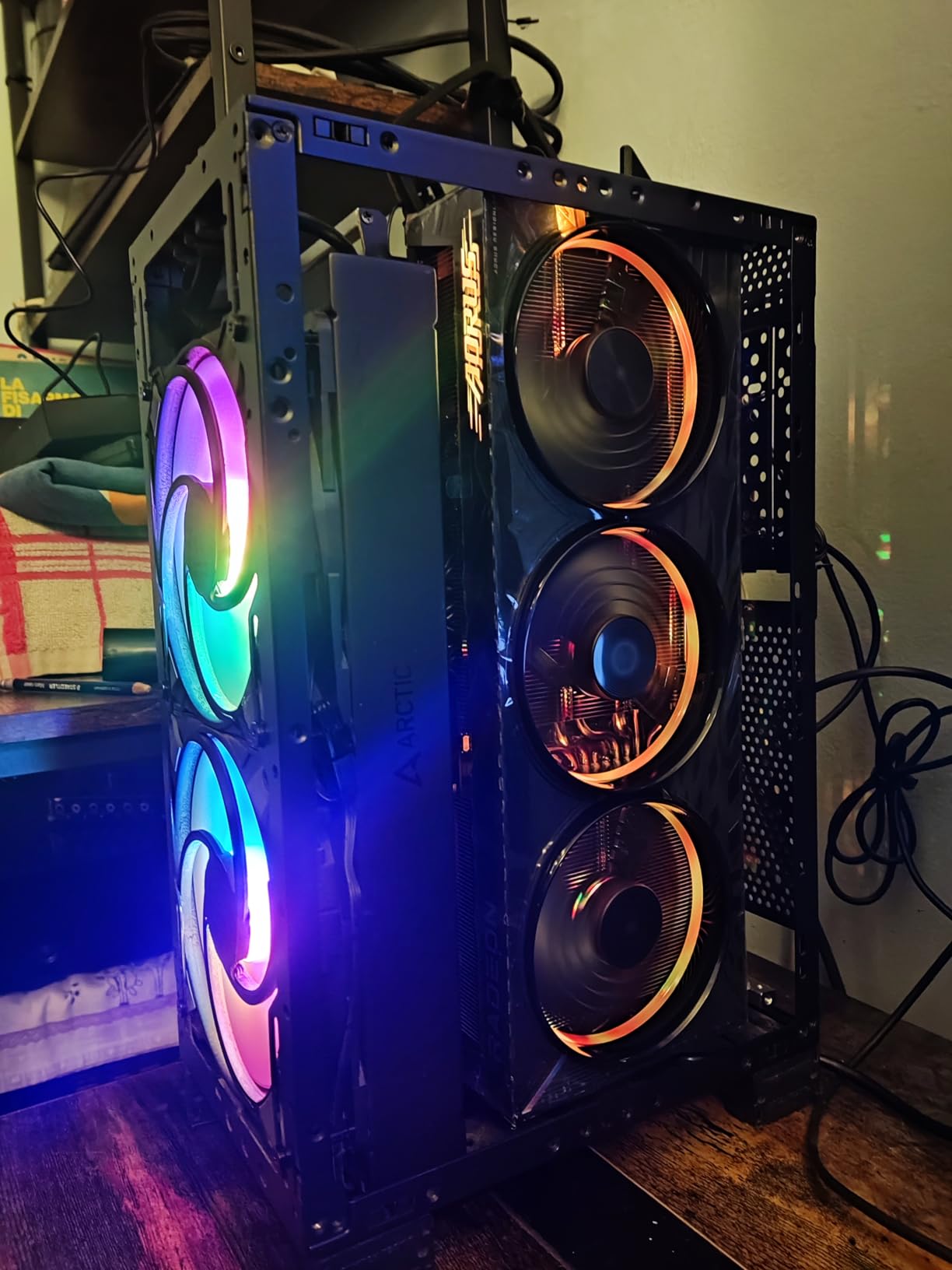 GIGABYTE AORUS Radeon RX 9070 XT ELITE 16G Scheda Video 16GB GDDR6