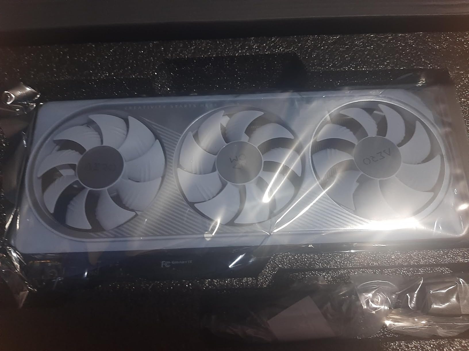 Gigabyte RTX 4070 Aero OC 12G scheda video GDDR6X bianca