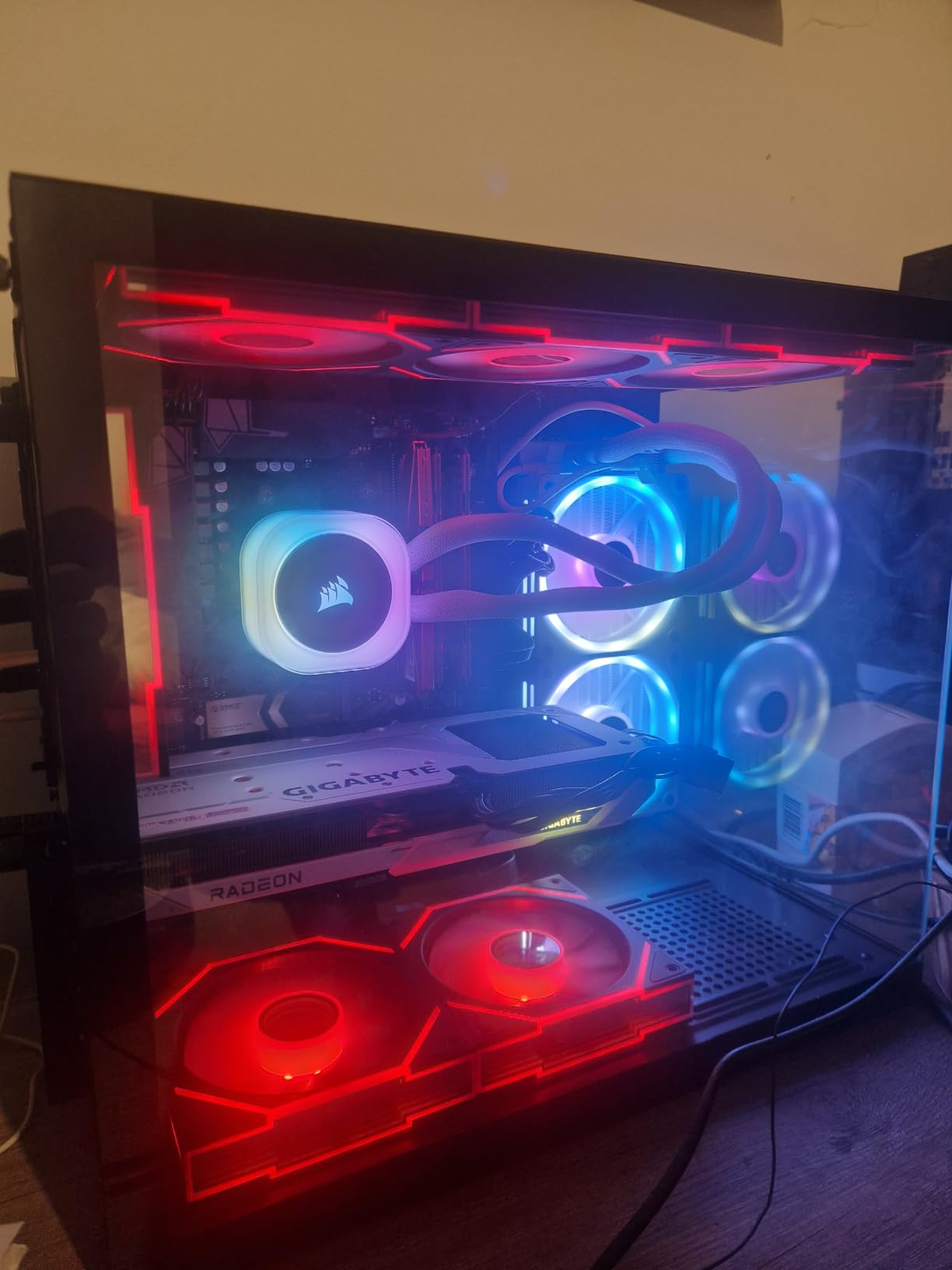Gigabyte RX 9060 XT GAMING OC ICE 16GB scheda video GDDR6